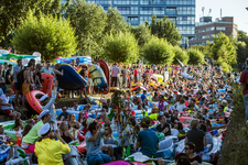 910634 Afbeelding van deelnemers aan de Rubberboot Missie 2016 in het Griftpark te Utrecht. N.B. Tijdens de Rubberboot ...